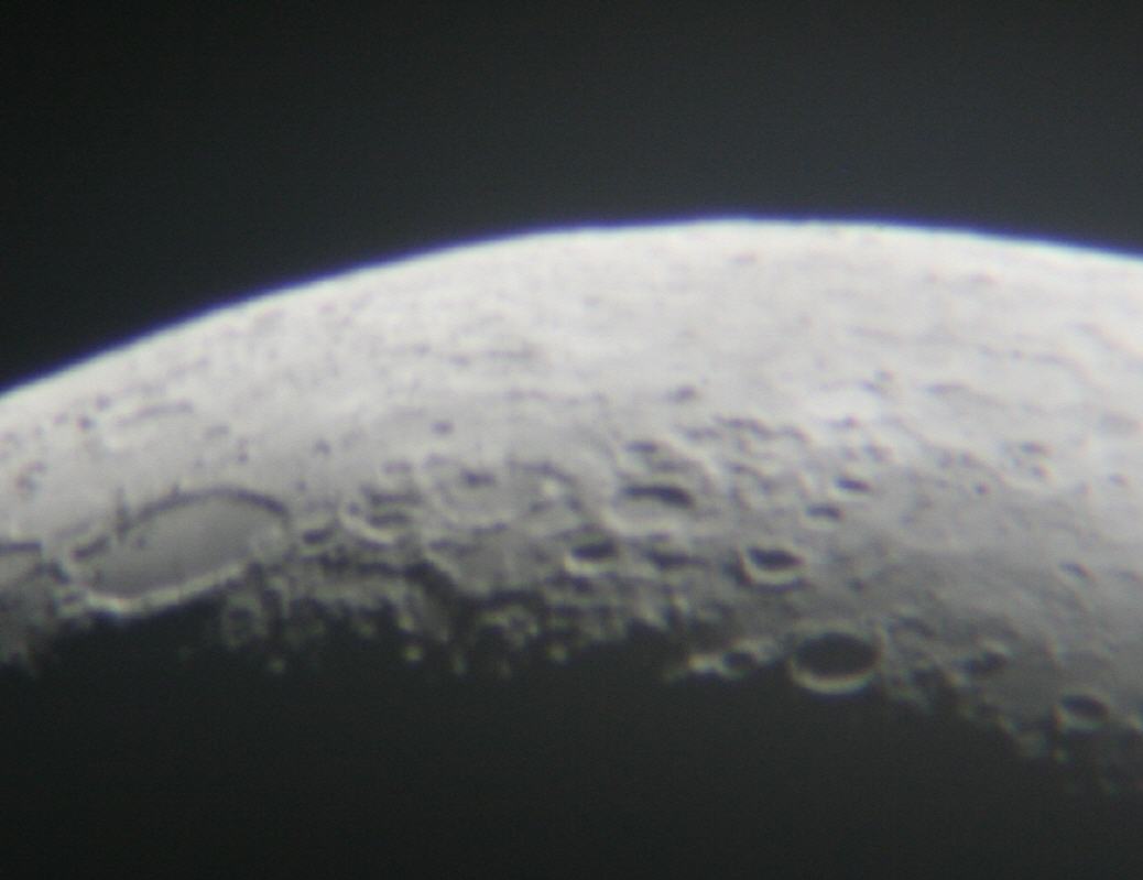 Unscharfer Mond mit apochromatischer Optik: 