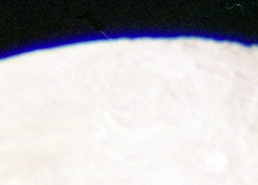 &Uuml;berbelichteter Mond mit achromatischer Optik: 